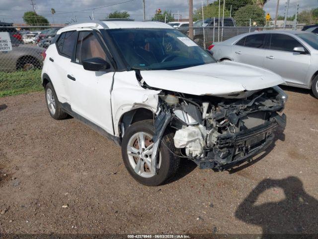  Salvage Nissan Kicks