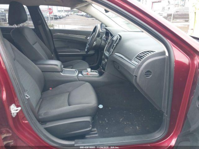 Chrysler 300 Touring Image 8